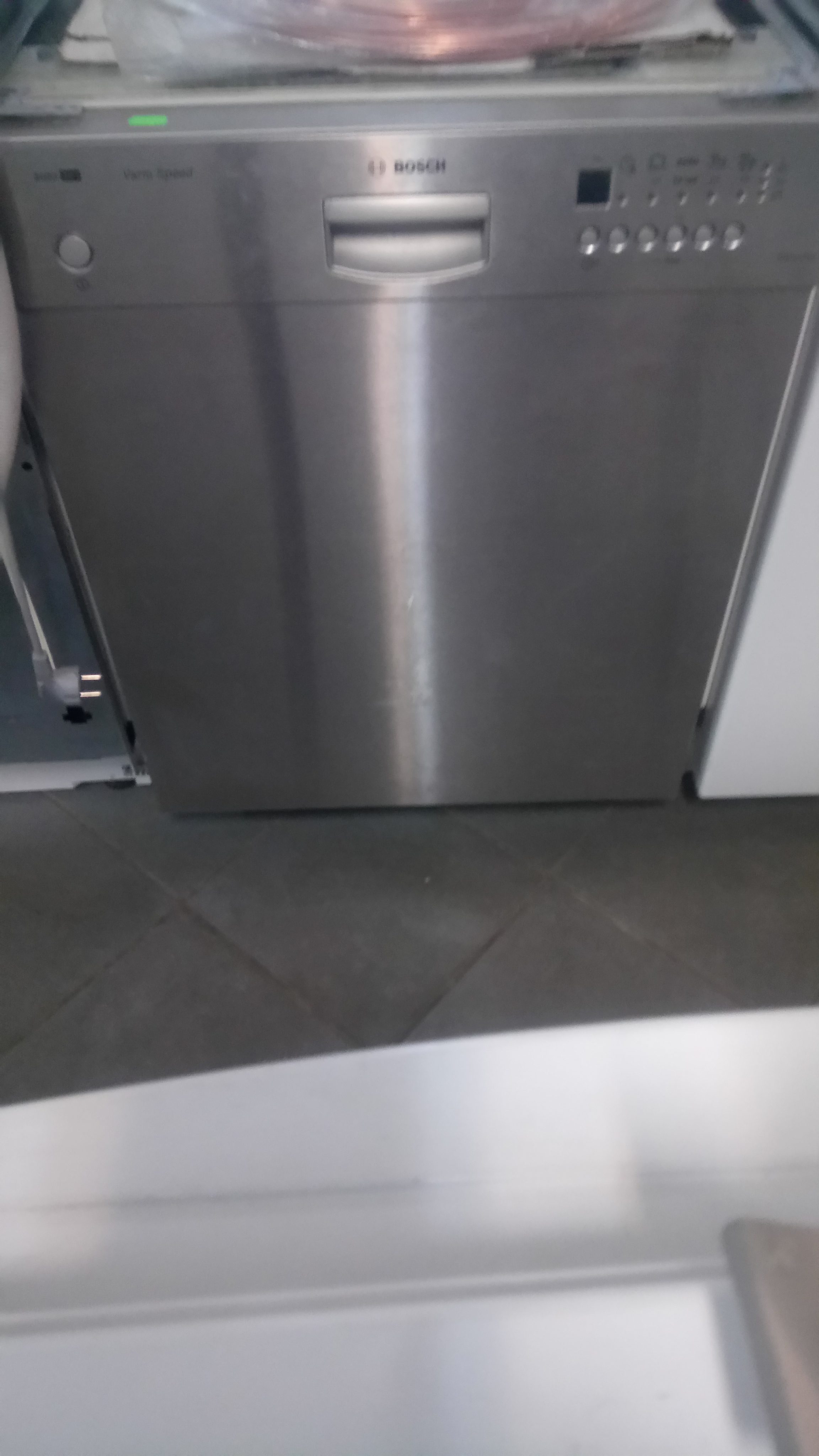 Посудомоечная машина BOSCH серая, серебристая ширина 60см длина 60см Стиральные, посудомоечные и сушильные машины