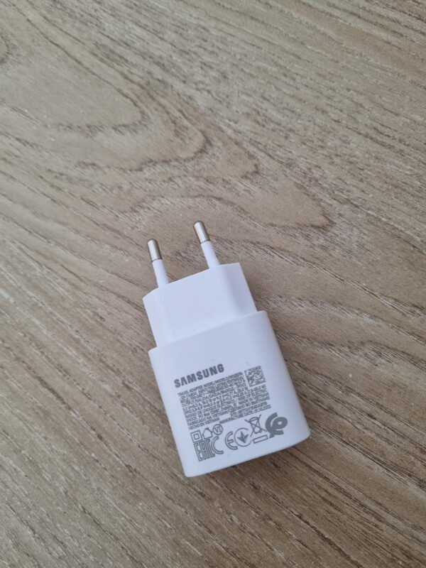 Telefono SAMSUNG pakrovėjas. SAMSUNG FAST CHARGER EP-TA800N (WITHOUT CABLE), WHITE Аккумуляторы для телефонов, чехлы для видеокамер, защитные очки и другие детали