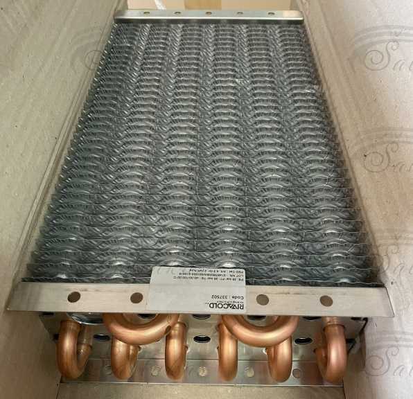 Промышленный холодильный испаритель RIVACOLD 1,57 [m2], R404A,114 [W], 16 трубок, 110 x 210 x 400 Детали кухонного кондиционера и другого оборудования для промышленных холодильников