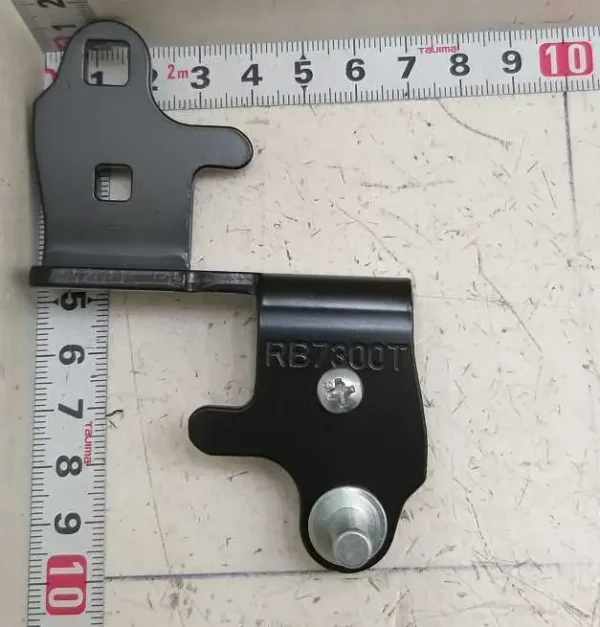 Šaldytuvo SAMSUNG apatinis durų vyris. ASSY HINGE-LOW;RB7300T,4T,BLACK