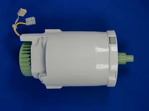 Virtuvinio kombaino DELONGHI variklis. MOTOR ASSEMBLY COMPLETE — 230V — INCLUDES NTC (WHITE COVER) Части блендеров, миксеров, кухонных комбайнов, слайсеров, панировочных сухарей и других аппаратов